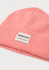Gorro de punto rosa con puño doblado que presenta una etiqueta rectangular blanca con la inscripción "MSCH COPENHAGEN" en texto negro.