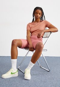 AIR FORCE 1 - Sapatilhas - coconut milk/chlorophyll/sail/volt/black