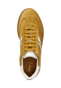 Baskets en daim jaune avec des accents blancs, dotées d'un « bout rond », d'un modèle traditionnel à lacets et d'une semelle en caoutchouc marron. Nom du modèle : Geox Respira.