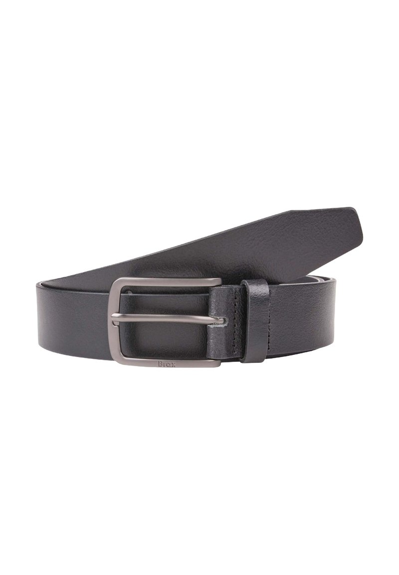 Cintura in pelle nera con una texture liscia, caratterizzata da una fibbia rettangolare in metallo con finitura satinata. Le estremità si assottigliano con bordi arrotondati.