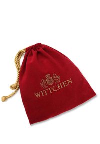 Czerwony welurowy worek ze sznurkiem z złotym logo "WITTCHEN" oraz złotym zapięciem. Miękka tekstura i gładka powierzchnia bez wzorów.