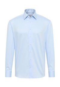 Camicia da uomo a maniche lunghe di colore azzurro chiaro, con chiusura a bottoni e colletto a punta, presentata su uno sfondo bianco.
