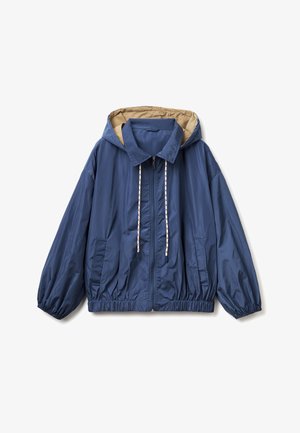 Granatowa kurtka przeciwdeszczowa z kapturem, beżową podszewką, przednim zamkiem błyskawicznym, regulacją kaptura za pomocą sznurka, elastycznymi mankietami oraz dwoma bocznymi kieszeniami.