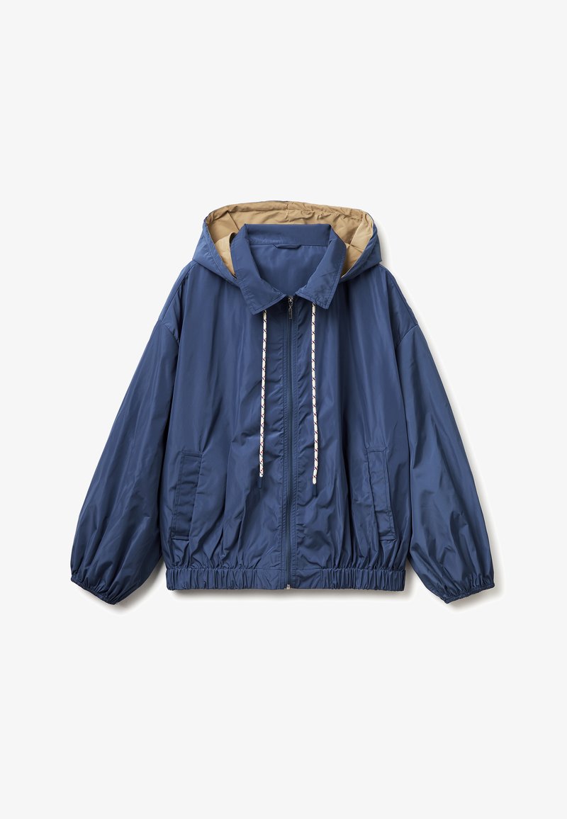 Marineblaue Kapuzen-Windjacke mit beigem Futter, Frontreißverschluss, Kordelzug an der Kapuze, elastischen Bündchen und zwei Seitentaschen.
