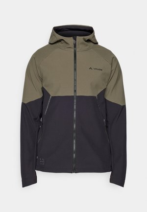 Veste à capuche avec un design en blocs de couleurs olive et bleu marine foncé, fabriquée en tissu extensible, avec des poches zippées et un accent de logo.