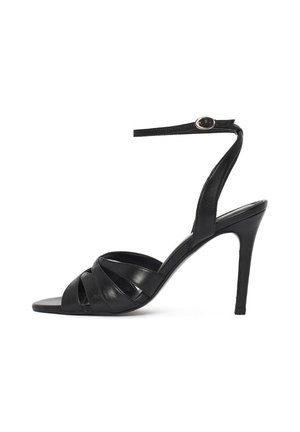 Sandalia negra de tacón alto con tira delgada en el tobillo y hebilla, con tiras cruzadas sobre la punta abierta y tacón de aguja.