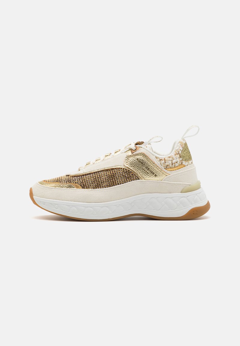 Sneakers con una toma superiore in tessuto testurizzato nelle tonalità di beige e oro, dotate di una suola bianca ammortizzata e un design a motivi sui lati.