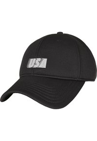 Svart baseballcaps laget av stoff, med en hvit "USA"-logo på fronten. Bøyd skjerm med synlige sømdekorasjoner.