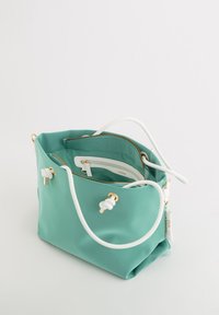 Mintgrøn tote taske med en blød tekstur, hvide rebhåndtag, guld hardware detaljer og en indvendig lynlåslomme til organisering.