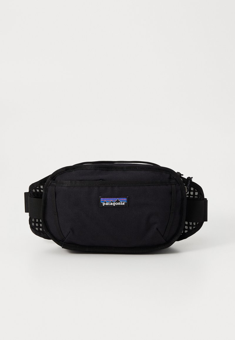 Svart Patagonia midjebag med glidelås hovedrom, nett-utførelser på sidene og justerbar stropp. Har merket logo foran.