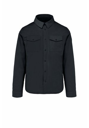 Czarna kurtka na długie rękawy z guziczkami, z ostrym kołnierzem, dwoma przednimi kieszeniami z klapkami i guzikami oraz prostym dołem.