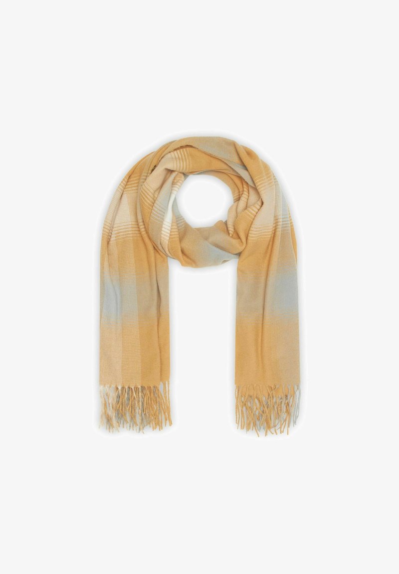 Geel en beige geruite sjaal met franjes aan de uiteinden, opgevouwen in een lus op een witte achtergrond.