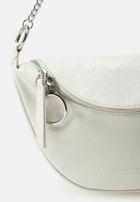 Witte neplederen handtas met een gladde textuur, ronde vorm, zilveren hardware, ritssluiting en een afneembare kettingriem.