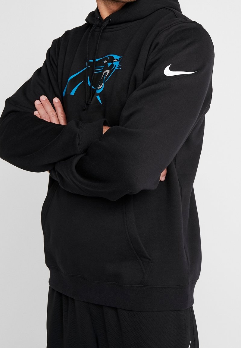 Schwarzer Kapuzenpullover mit einem blauen Panther-Graphic auf der Vorderseite und einem weißen Nike-Logo an den Ärmeln. Weicher, strukturierter Stoff.