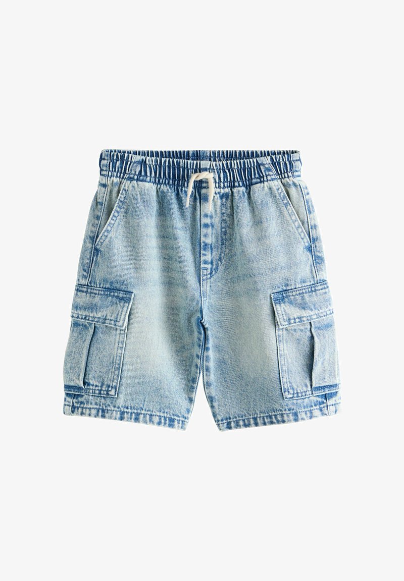 Shorts cargo en denim bleu clair avec une ceinture élastique, un cordon de serrage, deux poches latérales et deux poches cargo. Tissu texturé.