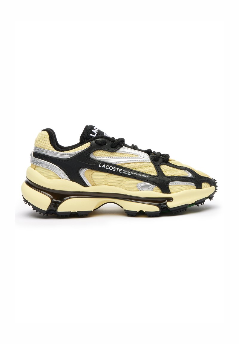Baskets Lacoste avec un dessus en maille jaune, accents noirs, détails réfléchissants argentés et une semelle extérieure épaisse et texturée pour une meilleure adhérence.