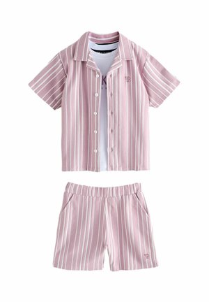 Rosa-weiß gestreiftes kurzärmeliges Hemd mit Knopfleiste und passende Shorts mit elastischem Bund, Taschen und dezenten bestickten Initialen.