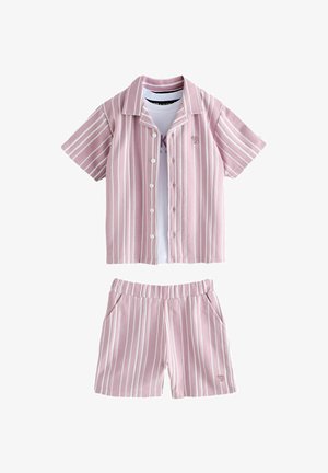 Ružová a biela krátka košeľa s vertikálnymi pruhmi a gombíkmi na zapínanie a zodpovedajúce šortky s elastickým pásom, vreckami a jemne vyšitými iniciálmi.
