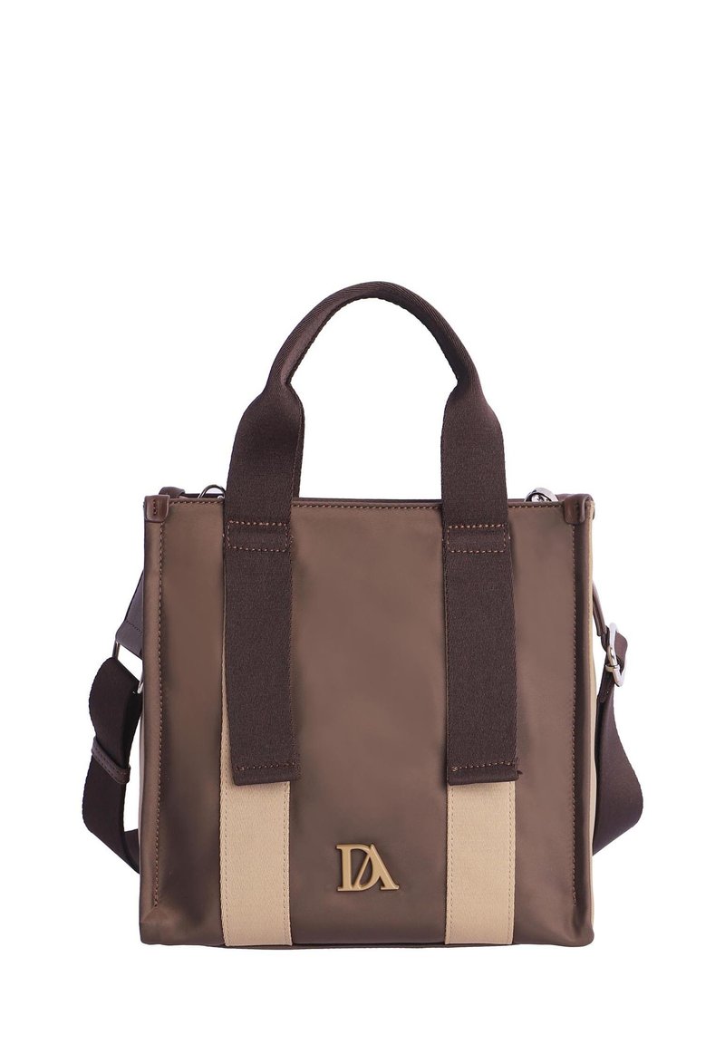 Bolsa tote marrón con rayas verticales beige, asas marrón oscuro, correa de hombro ajustable y un logo dorado "DA" en el frente.