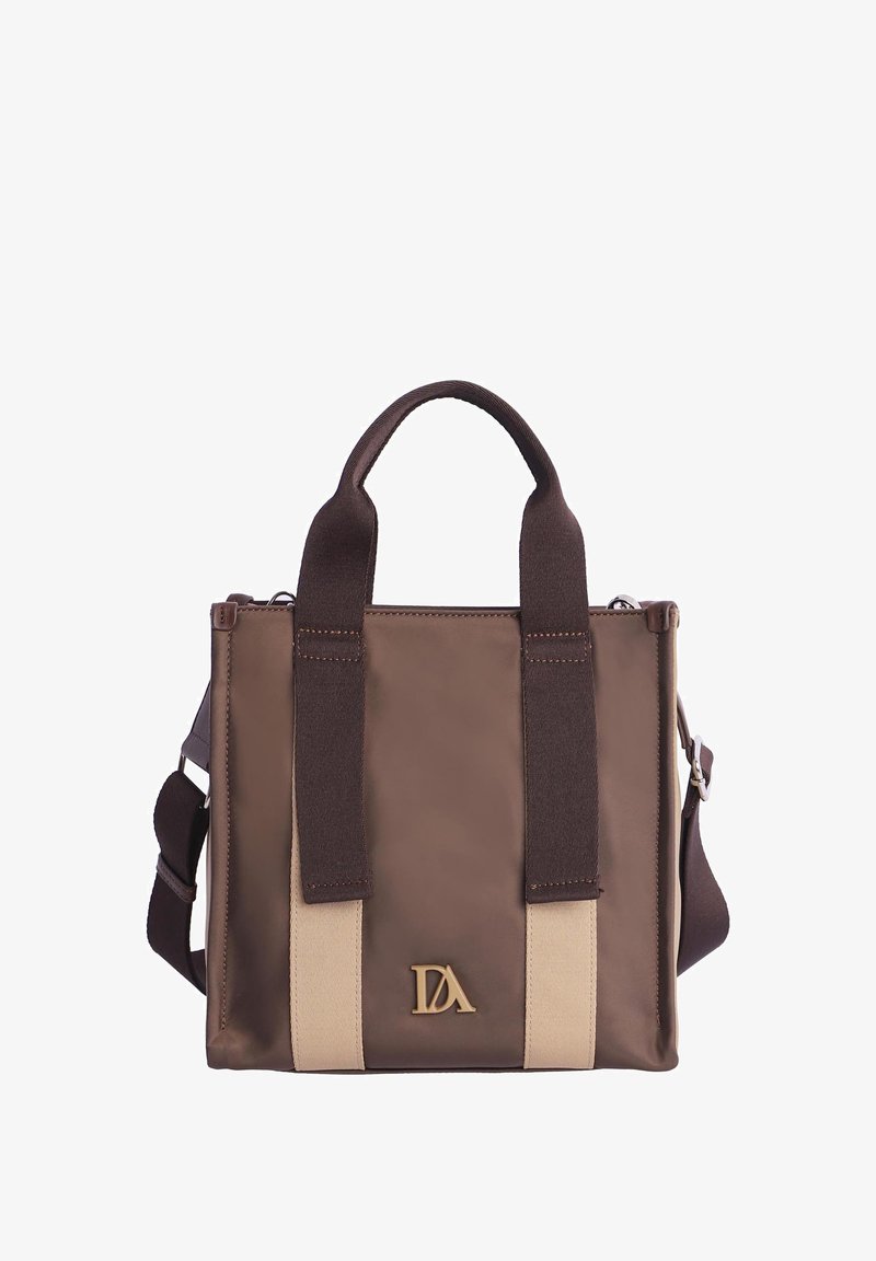 Bolsa tote marrón con rayas verticales beige, asas marrón oscuro, correa de hombro ajustable y un logo dorado "DA" en el frente.