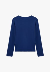 Navyblauwe lange mouwen shirt, gemaakt van zachte rekbare stof. Heeft een ronde halslijn en een schoon, eenvoudig ontwerp zonder logo's of patronen.