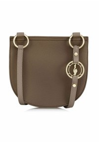 Brązowa skórzana torba na ramię z teksturowanym wykończeniem, złotymi akcentami, okrągłym emblematem i regulowanym paskiem. Elegancki kształt z wygiętymi krawędziami.