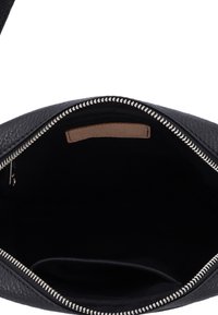 Borsa a mano in pelle nera con una superficie testurizzata, chiusura con zip argentata e un ampio interno rivestito in tessuto scuro, dotato di una tasca protettiva.