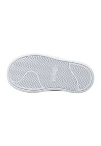 Semelle de sneaker en caoutchouc blanc avec un motif en chevrons, un logo en relief et une texture lisse.