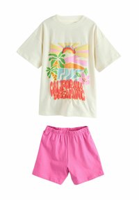 T-shirt-set bestående av en krämfärgad bomulls-t-shirt med en färgglad solnedgång och palmträdsgrafik, i kombination med rosa bomullsshorts med elastiskt midjeband.