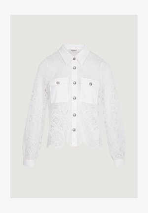 Chemise blanche en dentelle à manches longues avec motifs floraux, boutons argentés sur le devant et deux poches poitrine à boutons.