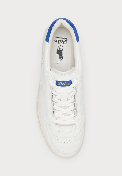 Vit sneaker med blå accenter, med snörningsdesign, texturerat mockamaterial, perforerat tånät och ett tryckt logointeriör.