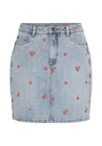 Jupe en denim bleu clair avec broderie de cerises rouges. Comprend cinq poches et une fermeture à boutons sur le devant. Forme évasée classique, ourlet effiloché.