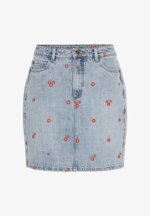 Denim rok in lichtblauw met rode kersborduursels. Beschikt over vijf zakken en een knoopsluiting aan de voorkant. Klassieke A-lijn vorm, met een rafelige zoom.