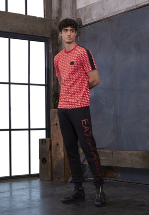 TEE ALLOVER LOGO - T-shirt z nadrukiem - red/white