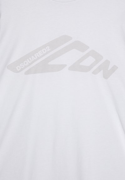Balta kokvilnas T-kreklu ar gaiši pelēku apdrukātu logo, kas lasa "DSQUARED2 ICON" modernā fontā. Vienkāršs dizains, arapa apkakle.