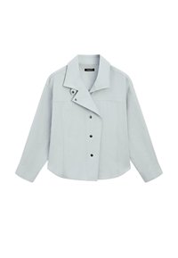 Giacca grigia chiara corta con maniche lunghe, chiusura asimmetrica con bottoni, colletto ampio e polsini risvoltati.