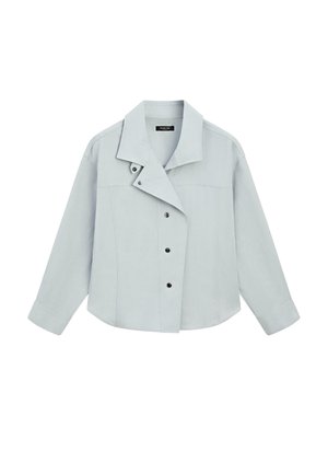 Světlé šedé zkrácené sako s dlouhými rukávy, asymetrickým zapínáním na knoflíky, širokým límcem a manžetami na zápěstích.