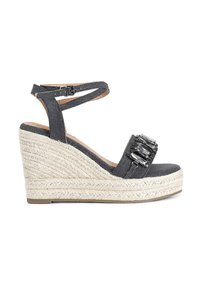 Sandalo con zeppa in denim grigio, piattaforma in juta intrecciata, cinturino alla caviglia e un accent decorativo in perline sulla parte superiore.