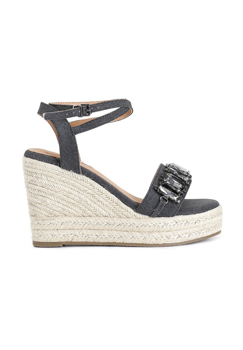 Sandalo con zeppa in denim grigio, piattaforma in juta intrecciata, cinturino alla caviglia e un accent decorativo in perline sulla parte superiore.