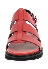 Sandalia de cuero rojo con tiras cruzadas, hebilla ajustable, suela negra y plantilla texturizada. Presenta un diseño plano sin adornos.