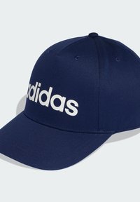Gorra de béisbol azul marino con visor curvado y texto de logo blanco en la parte frontal, hecha de un tejido suave con ojales de ventilación a los lados.