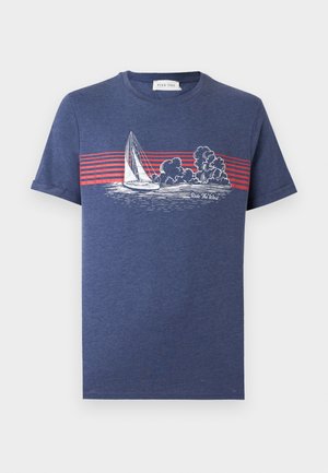 Laivastonsininen t-paita, jossa on punaisia vaakaraitoja ja valkoinen purjelaiva vedessä pilvien alla, teksti kuuluu "Ride The Wind".