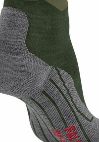 Calzino verde e grigio con texture a coste, tallone rinforzato e branding rosso. Presenta una combinazione di aree solide e decorate per una migliore aderenza.