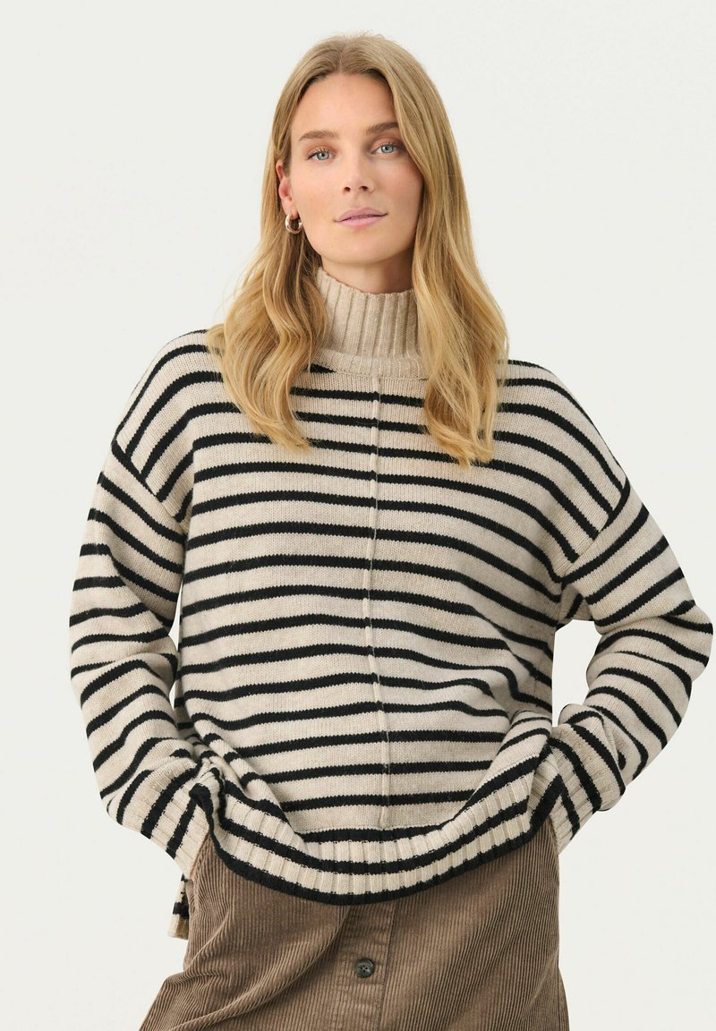Gestreifter Pullover mit hohem, geripptem Kragen, der schwarze und cremige horizontale Streifen aufweist. Weicher Stoff und lockere Passform.