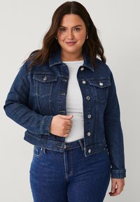 Chaqueta de mezclilla azul oscuro con un corte clásico, cierre de botones y dos bolsillos frontales. Cuenta con un cuello con solapa y mangas largas.