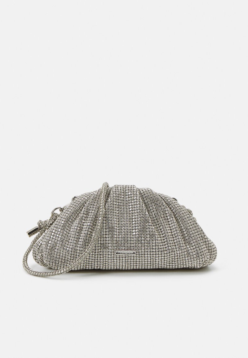Sølvfarvet paillet-clutch med en samlet design, kædestrech og metallisk hardware. Struktureret overflade der reflekterer lys. Rundet form.