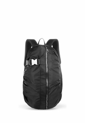 Zwarte rugzak met gevoerde schouderbanden, centrale verticale ritssluiting en zijsluiting met gesp, getoond tegen een witte achtergrond.