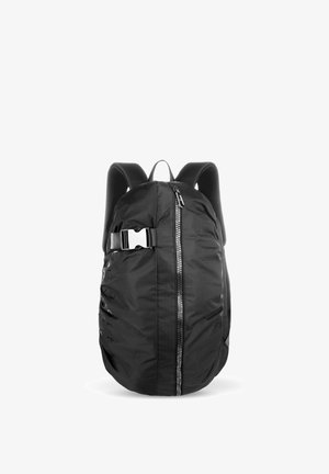 Mochila negra con correas acolchadas para los hombros, cremallera vertical central y cierre lateral con hebilla, mostrada sobre fondo blanco.