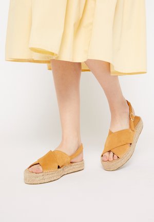 CROSSED FLAT - Sandali con plateau - brown