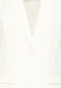 Blazer blanc avec un revers cranté, fermeture à un bouton et deux poches avant. Tissu lisse avec une coupe structurée et des lignes épurées.